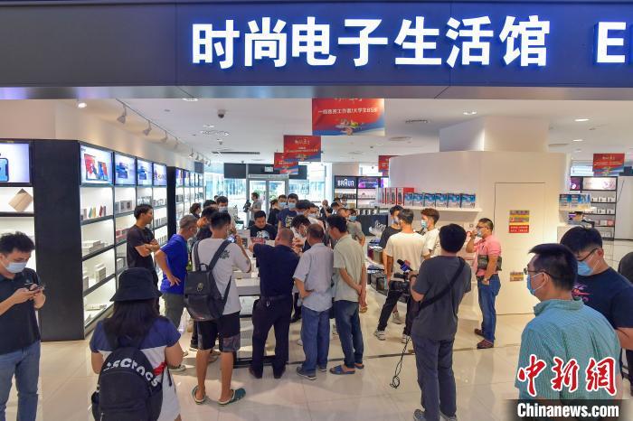 海南离岛免税新政落地实施 手机,平板电脑等电子产品人气旺